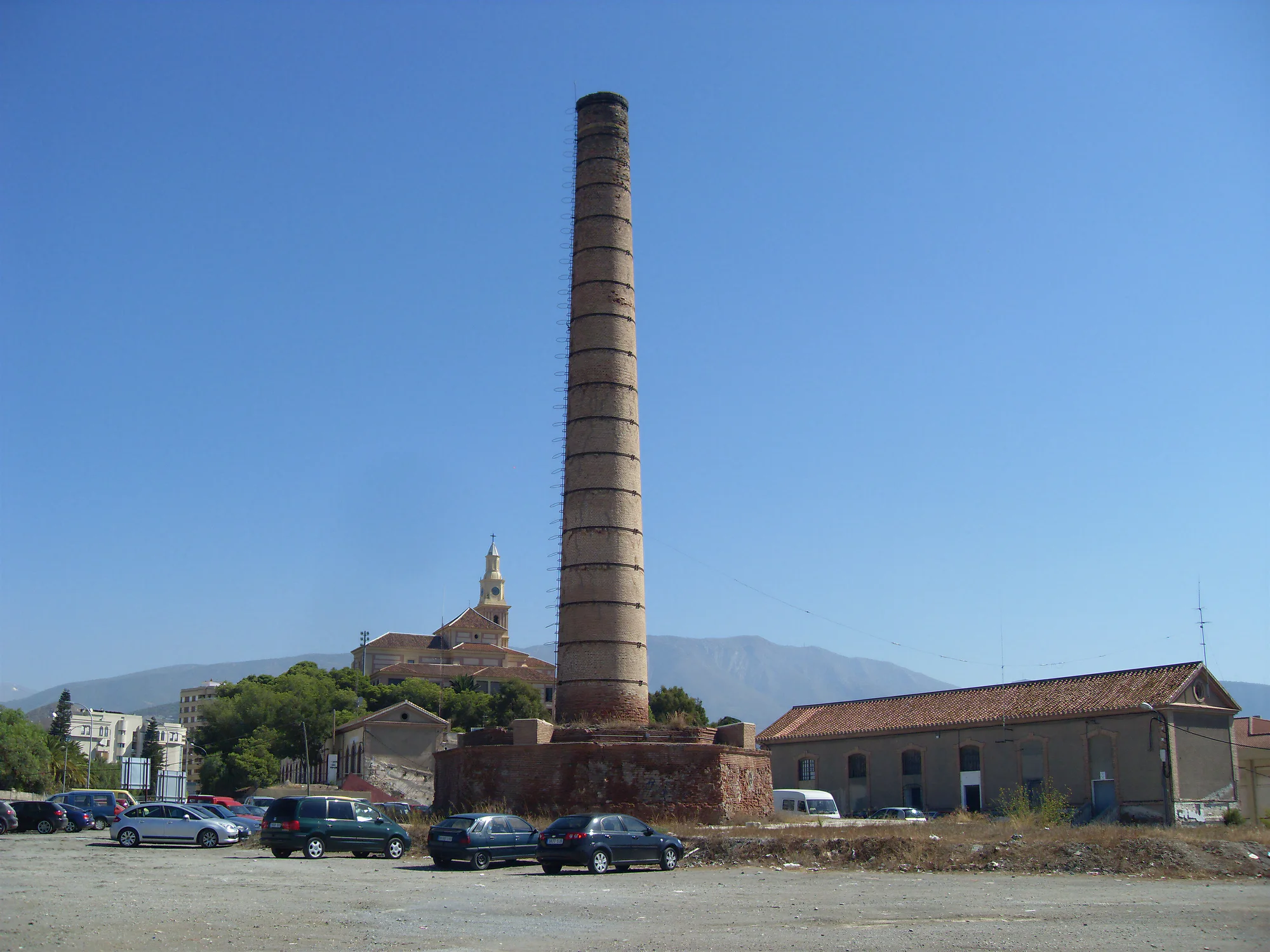 Vista del conjunto de la Alcoholera y su chimenea