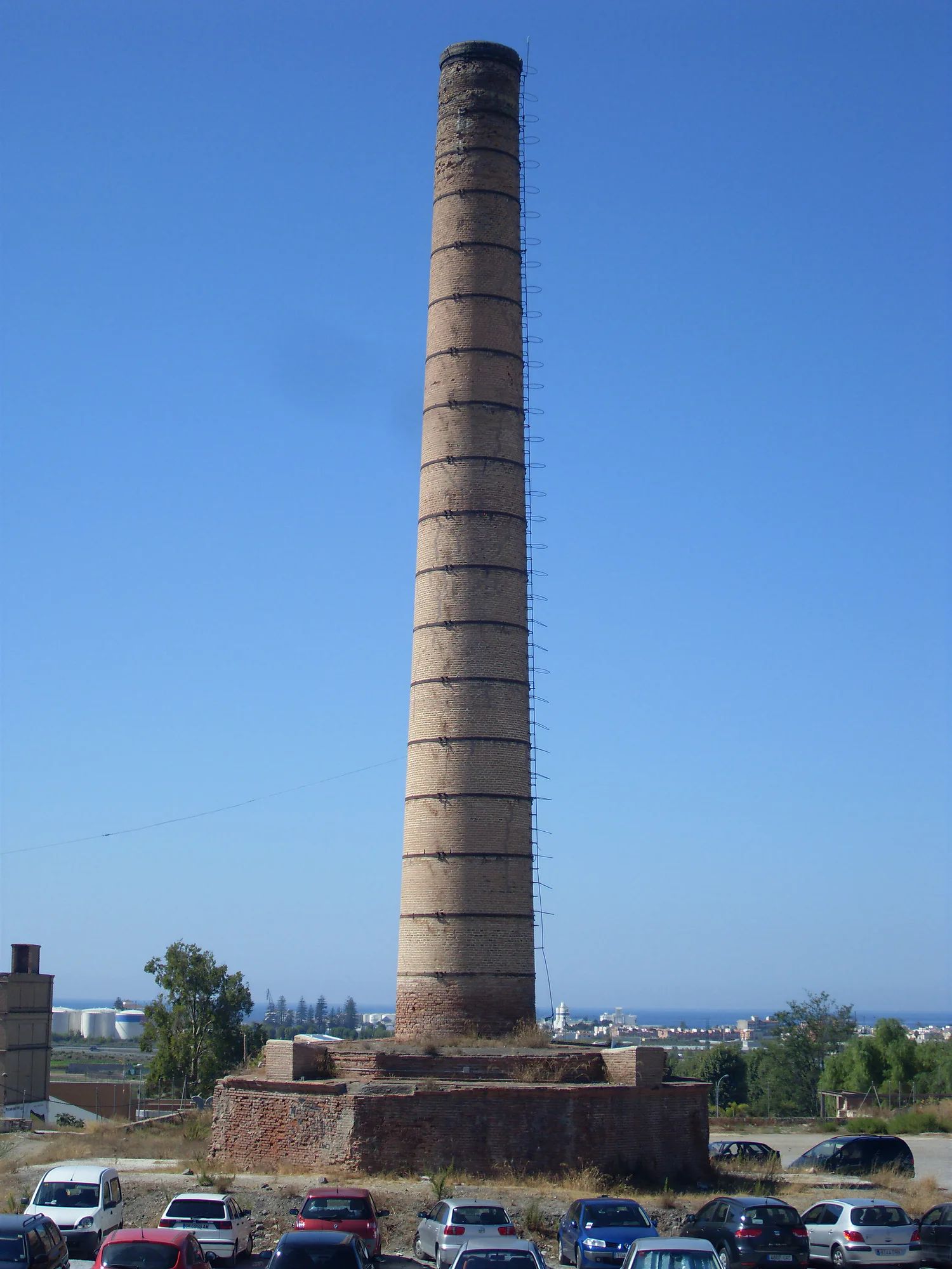 Detalle vertical de la chimenea de la Alcoholera