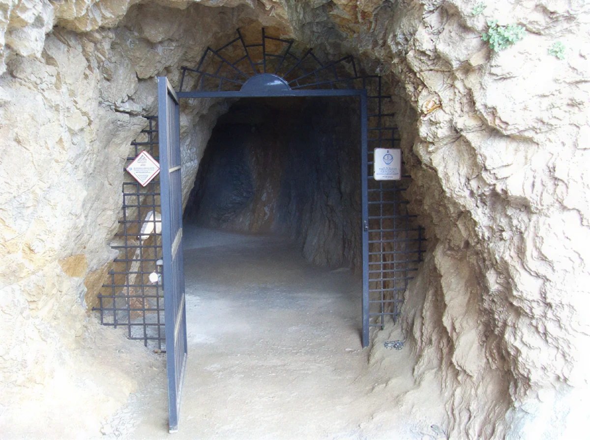 Entrada enrejada a la galería del Cerro del Toro