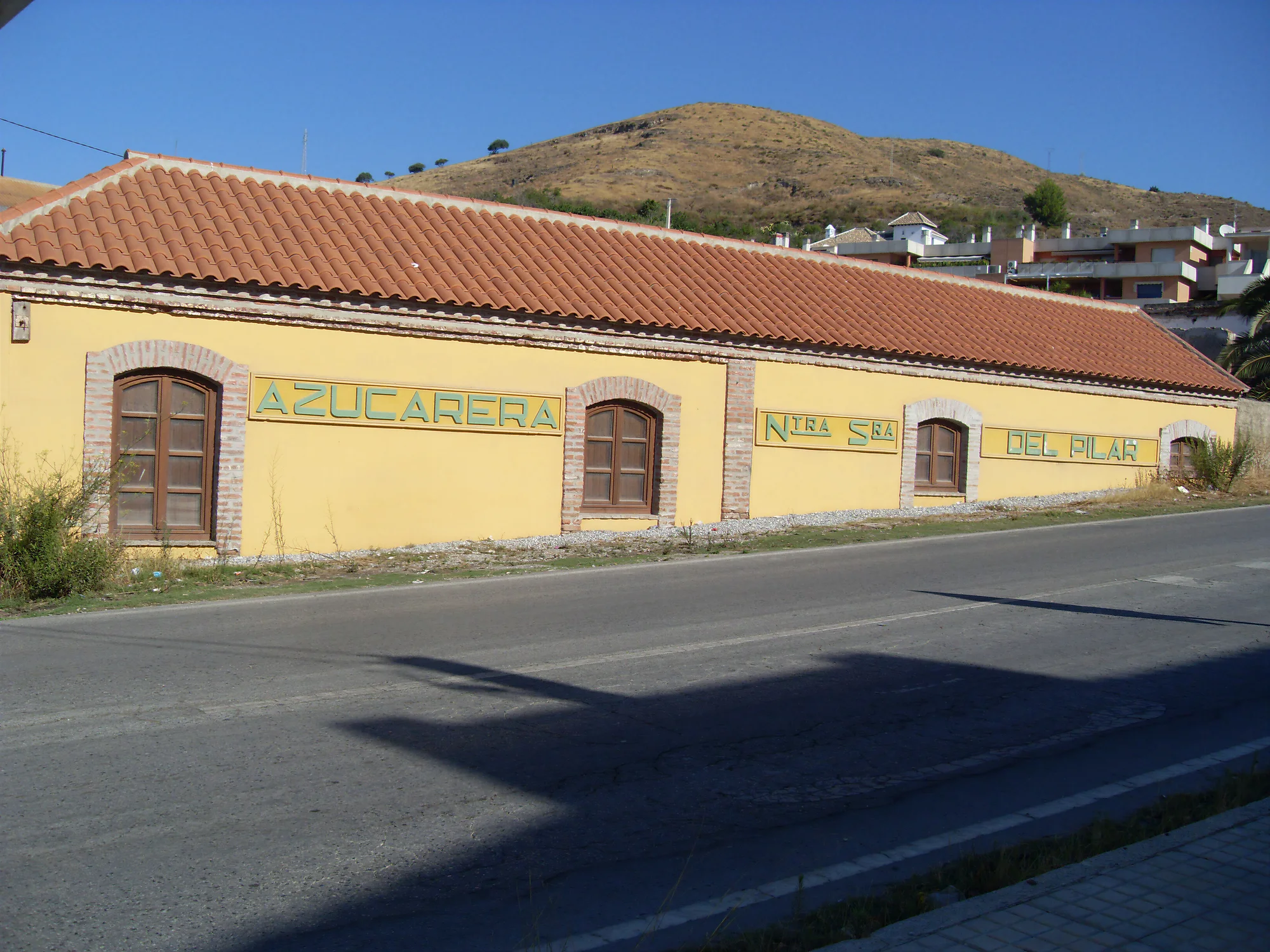Fachada histórica de una nave de la Fábrica del Pilar