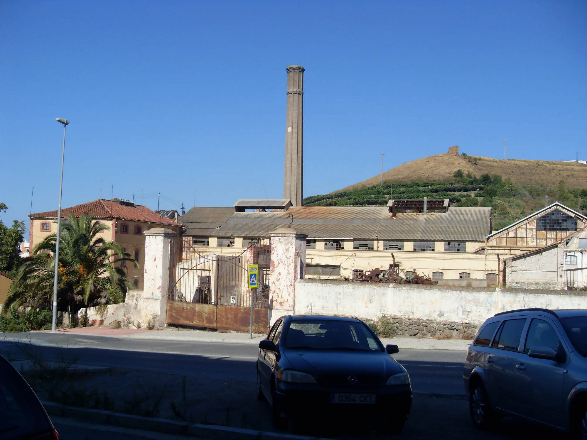 Vista del recinto fabril y su chimenea