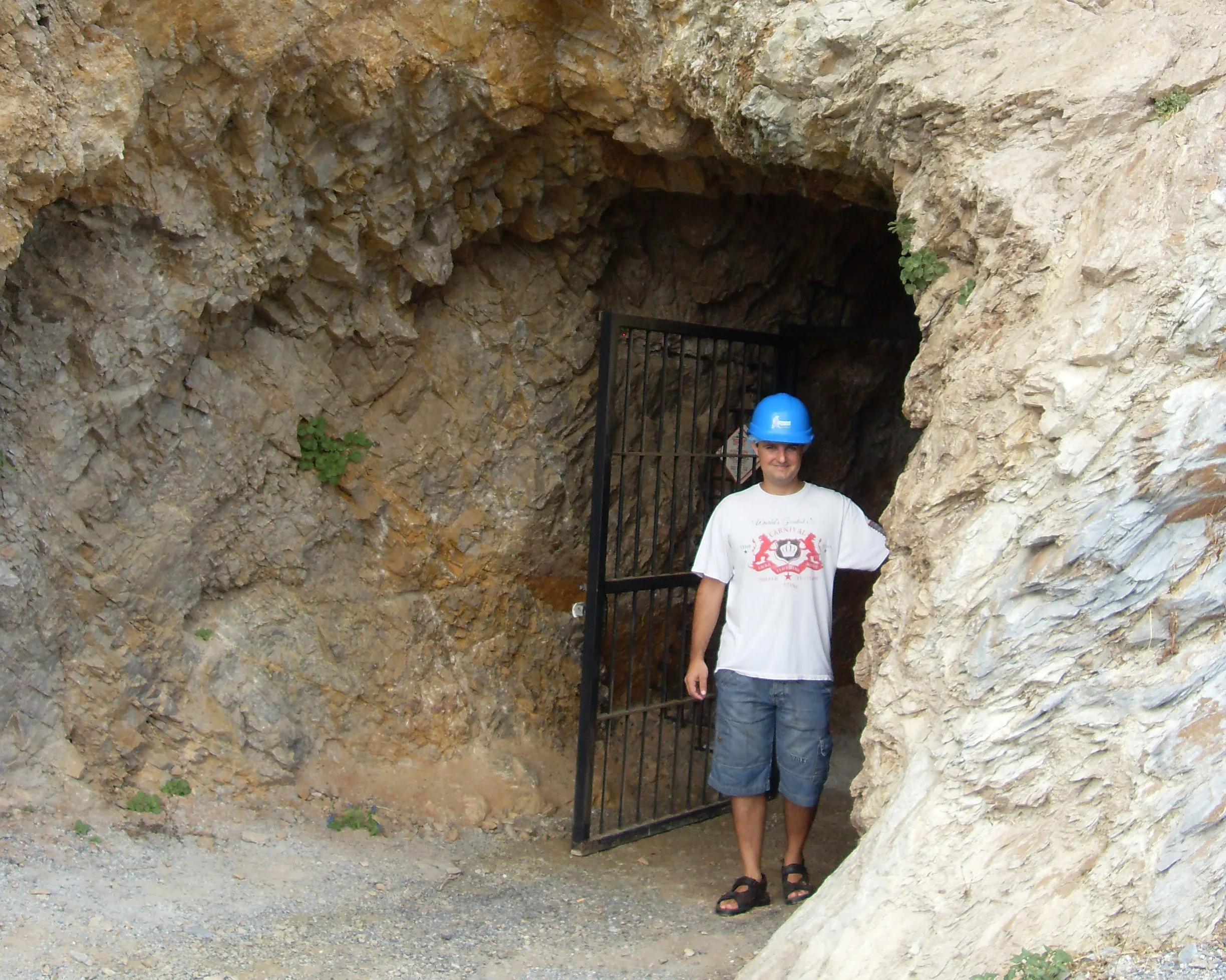 Autor del proyecto junto a una entrada enrejada de la mina del Cerro del Toro