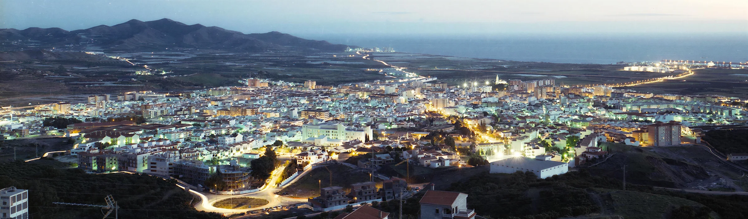 Vista panorámica nocturna de Motril
