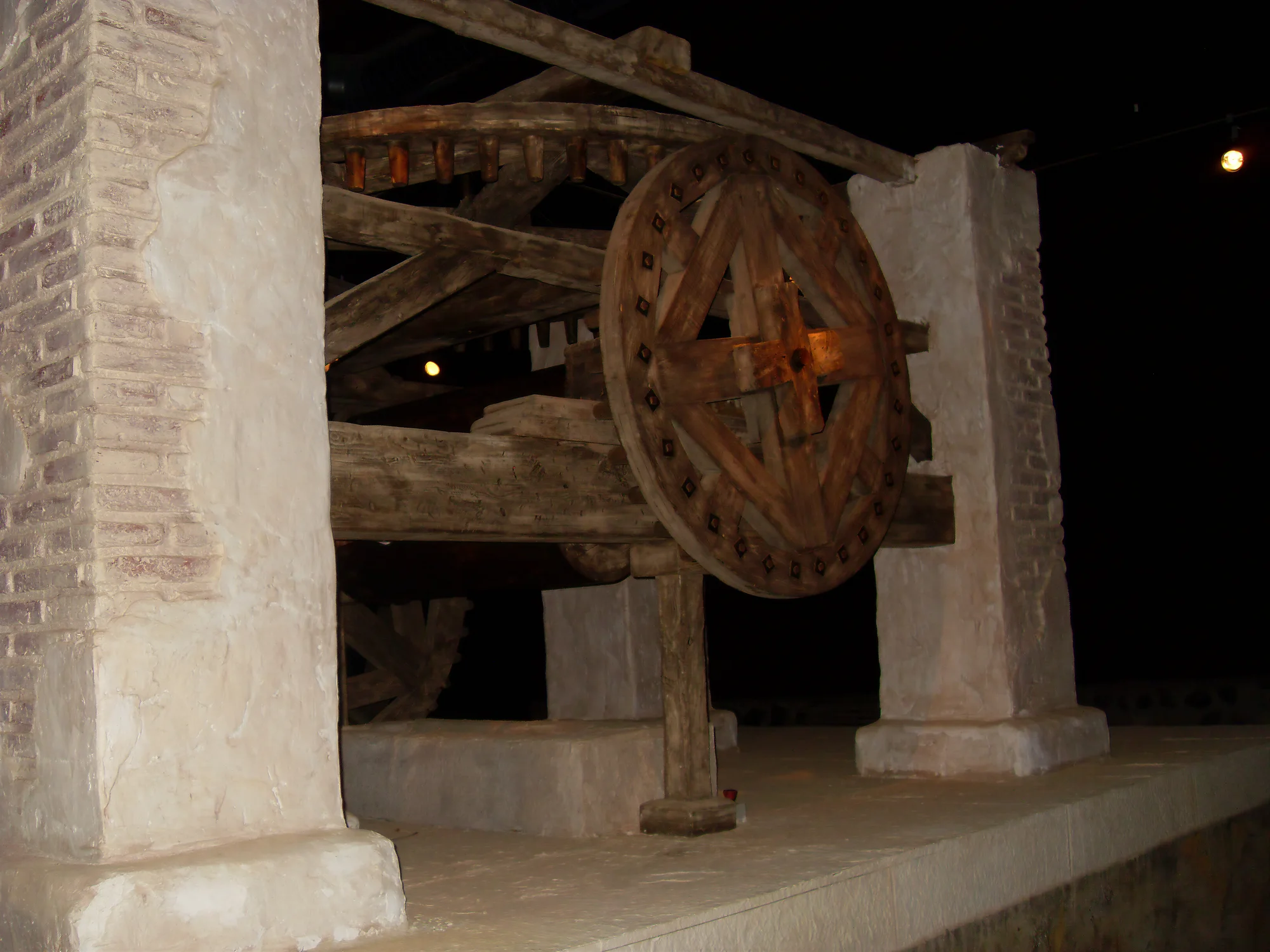Reconstrucción de maquinaria de madera en el museo